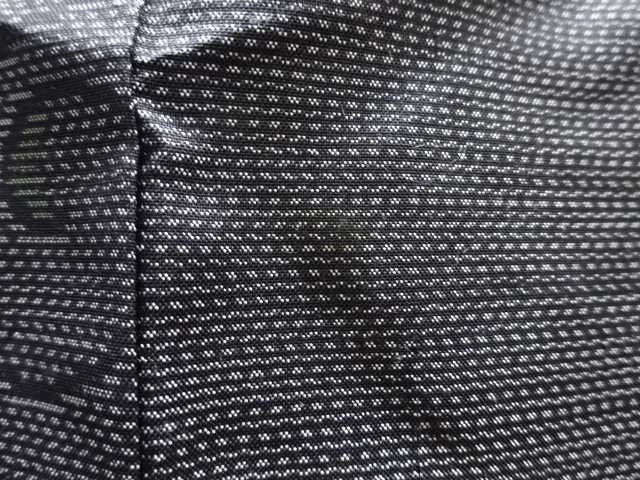  未使用品　縞に唐草模様織り出し本場泥大島紬着物